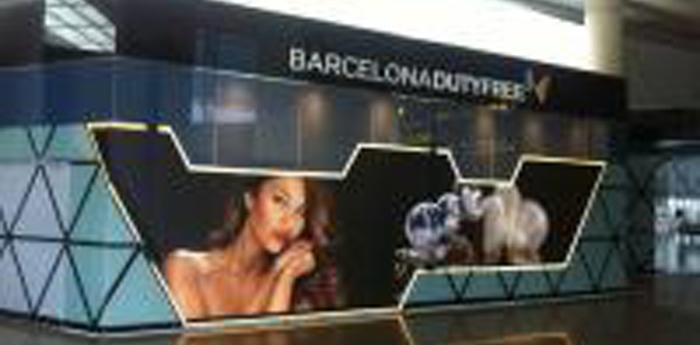 Montaje vinilos en escaparate de nueva tienda Aeropuerto Barcelona