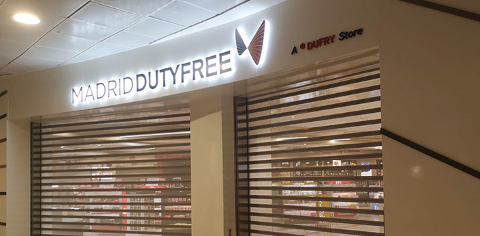 Instalacin de Rtulo World Duty Free en tiendas T1 y T3 Aeropuerto Adolfo Sarez Madrid Barajas