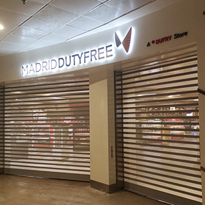 Instalación de Rótulo World Duty Free en tiendas T1 y T3 Aeropuerto Adolfo Súarez Madrid Barajas
