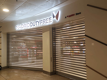 Instalacin de Rtulo World Duty Free en tiendas T1 y T3 Aeropuerto Adolfo Sarez Madrid Barajas