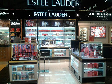 Customizacin de espacio promocional en tienda aeropuerto